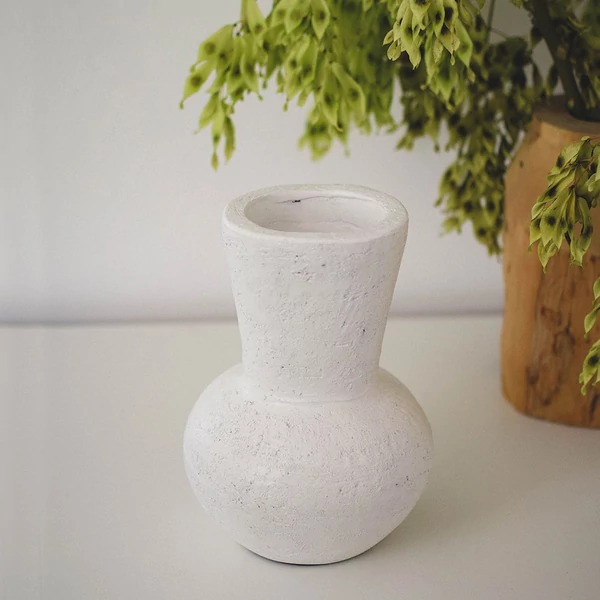 fehér kerámia váza