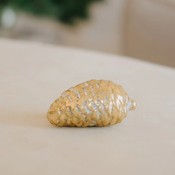 Karácsonyi dekoráció - Kerámia toboz - arany - 9 cm