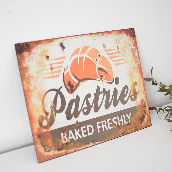 Vintage stílusú fémtábla „Pastries – Baked freshly” felirattal, croissant grafikával