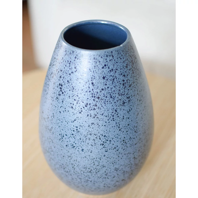 Királykék váza texturált felülettel – oldalnézetből