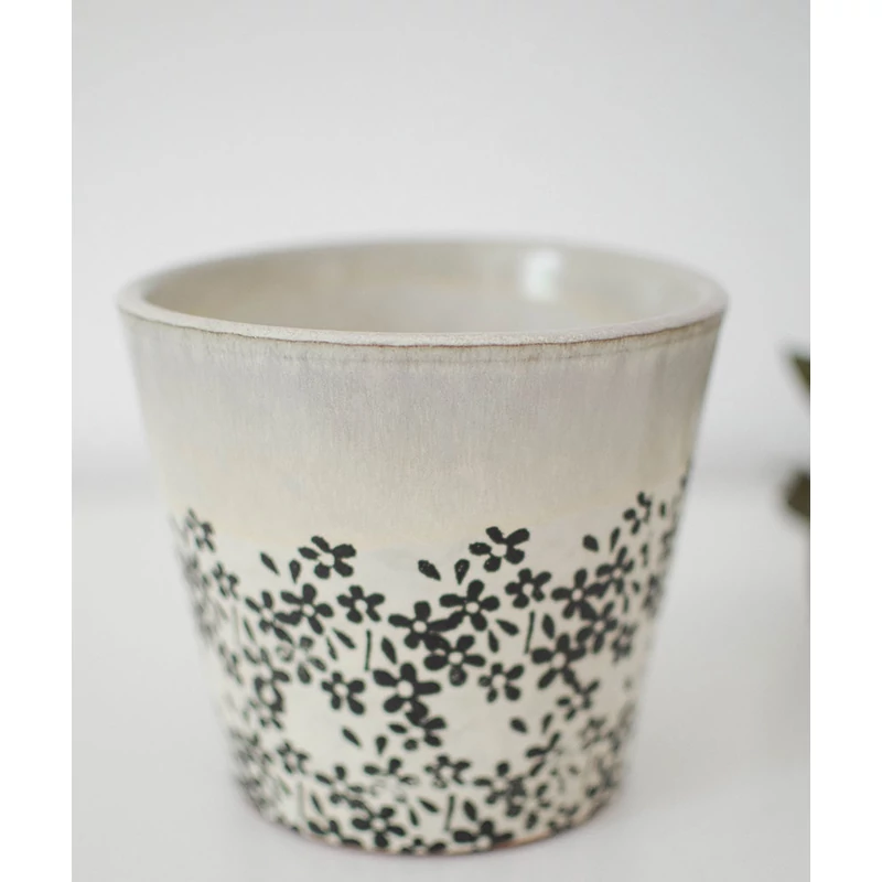 kaspó virágmintával