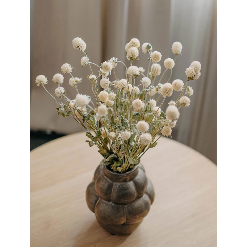 szárazvirág vázával